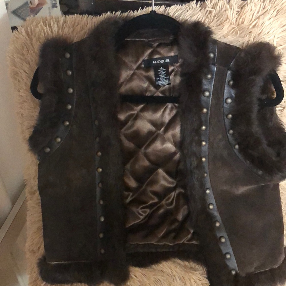 Arden B  vest